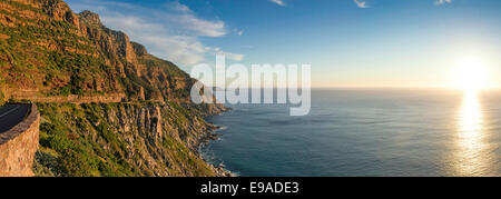 Zeigen Sie südlich von Chapmans Peak entlang der Steilküste über dem Atlantik, Kapstadt, Südafrika an Stockfoto