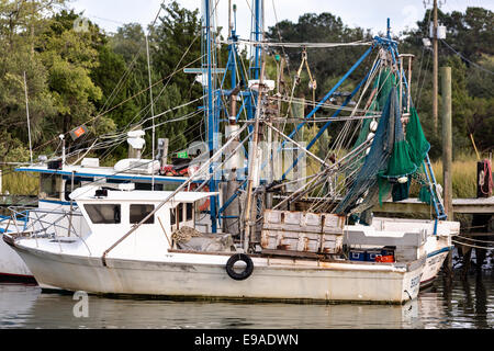 Krabbenkutter angedockt entlang Shem Creek in Mount Pleasant, South Carolina. Stockfoto