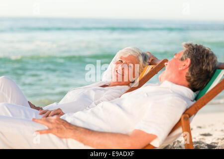 Älteres Ehepaar in ihren Liegestühlen entspannen Stockfoto