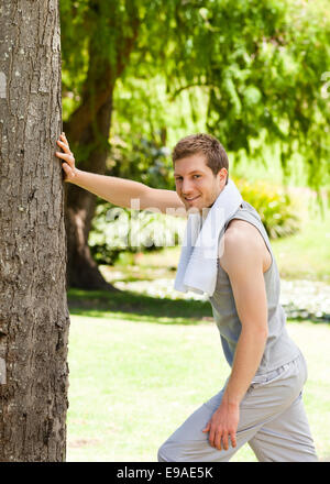 Mann tut seine Strecken im park Stockfoto