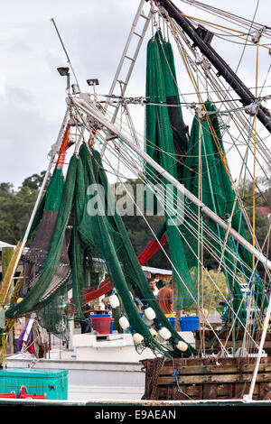 Krabbenkutter angedockt entlang Shem Creek in Mount Pleasant, South Carolina. Stockfoto
