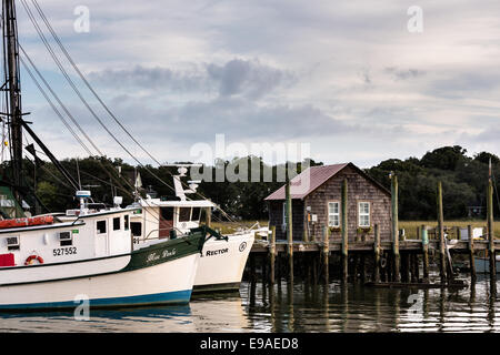 Krabbenkutter angedockt entlang Shem Creek in Mount Pleasant, South Carolina. Stockfoto