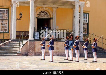 Wachen in historischer Uniform während der Schlüssel-Zeremonie am Castle of Good Hope Cape Town, Western Cape, Südafrika Stockfoto