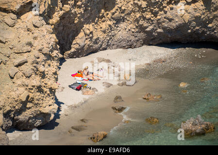 die schöne Bucht und Strand von Tsigrado auf Milos Insel Griechenland Stockfoto