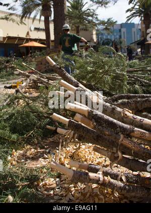 Los Angeles, USA. 22. Oktober 2014. Zweige für die Schmücke Baum gelten im Citadel Outlets in Los Angeles, USA, 22. Oktober 2014 geformt. Ein riesiger Weihnachtsbaum befindet sich im Aufbau im Citadel Outlets in Los Angeles für das bevorstehende Weihnachtsgeschäft. Bildnachweis: Yang Lei/Xinhua/Alamy Live-Nachrichten Stockfoto