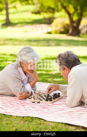 Älteres Ehepaar spielt Schach Stockfoto