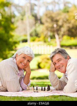 Ehepaar im Ruhestand Schach spielen Stockfoto