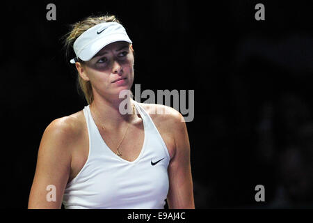 Singapur. 23. Oktober 2014. Russlands Maria Sharapova reagiert während der Round Robin-Match der WTA-Finale gegen die Tschechische Republik Petra Kvitova im Singapore Indoor Stadium, 23. Oktober 2014. Petra Kvitova gewann 2: 0. Bildnachweis: Dann Chih Wey/Xinhua/Alamy Live News Stockfoto