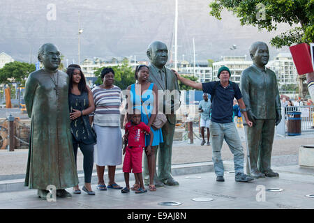 Statuen von Friedensnobelpreisträger Desmond Tutu, Frederik Willem de Klerk und Nelson Mandela, Nobel Square, Victoria & Alfred Stockfoto