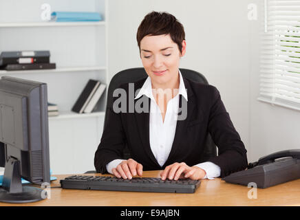 Sekretär auf ihrer Tastatur tippen Stockfoto