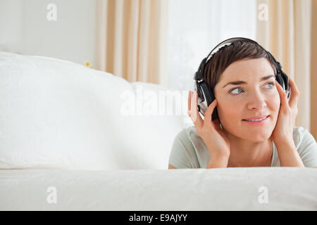 Kurzhaarige Frau anhören von Musik Stockfoto