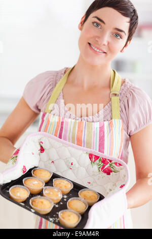 Brünette Frau mit muffins Stockfoto