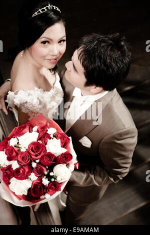 Betrachtet man Braut Bräutigam Stockfoto