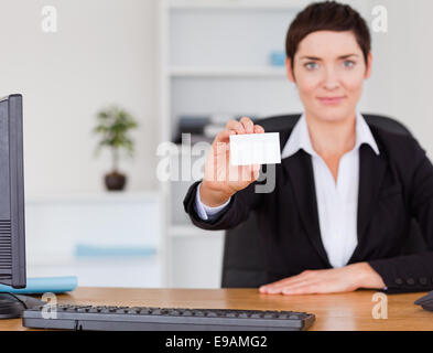 Geschäftsfrau zeigt eine leere Visitenkarte Stockfoto
