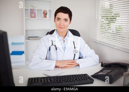 Ernst Arzt schaut in die Kamera Stockfoto