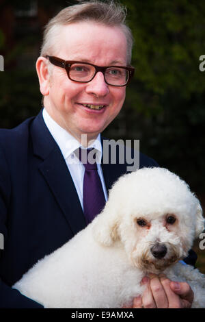 London, 23. Oktober 2014. Organisiert von den Dogs Trust und der Kennel Club, versammeln sich Politiker und ihre Pooches außerhalb des Parlaments für die 22. Westminster Dog of the Year Wettbewerb, zur Sensibilisierung der Hund wohl im Vereinigten Königreich, wo die Hunde Vertrauen mehr als 16.000 streunenden und verlassene Hunde jährlich kümmert sich um. Bild: Chief Whip Michael Gove und seine Bichon Frise Cross schneereich. Bildnachweis: Paul Davey/Alamy Live-Nachrichten Stockfoto