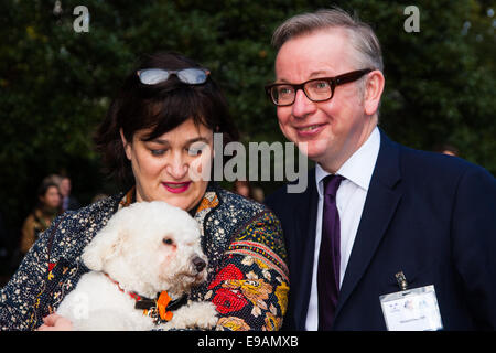 London, 23. Oktober 2014. Organisiert von den Dogs Trust und der Kennel Club, versammeln sich Politiker und ihre Pooches außerhalb des Parlaments für die 22. Westminster Dog of the Year Wettbewerb, zur Sensibilisierung der Hund wohl im Vereinigten Königreich, wo die Hunde Vertrauen mehr als 16.000 streunenden und verlassene Hunde jährlich kümmert sich um. Bild: Michael Gove und seine Frau Sarah Vine für Bilder mit ihrem Hund Struppi, ein Bichon Fris Kreuz darstellen. Bildnachweis: Paul Davey/Alamy Live-Nachrichten Stockfoto