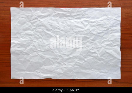 Faltige Weißbuch legen auf Holzbrett Stockfoto