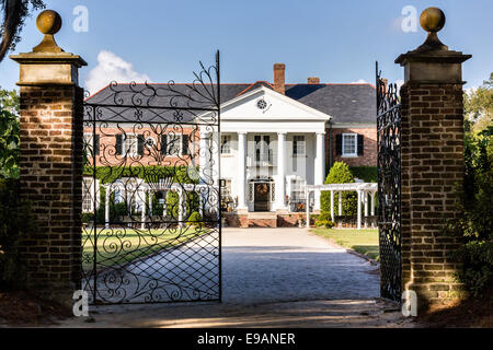 Die Colonial Revival Plantage Haus und Schmiedeeisen dekorative Tore bei Boone Hall Plantation in Mt Pleasant, South Carolina. Stockfoto