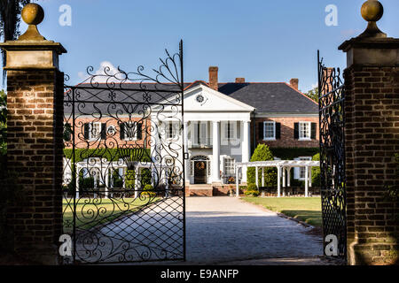 Die Colonial Revival Plantage Haus und Schmiedeeisen dekorative Tore bei Boone Hall Plantation in Mt Pleasant, South Carolina. Stockfoto