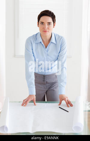 Geschäftsfrau mit einem architektonischen plan Stockfoto