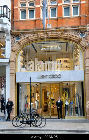 London, England, Vereinigtes Königreich. Jimmy Choo-Shop in Bond Street Stockfoto