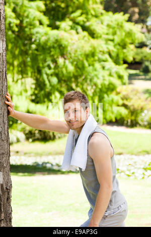 Mann tut seine Strecken im park Stockfoto