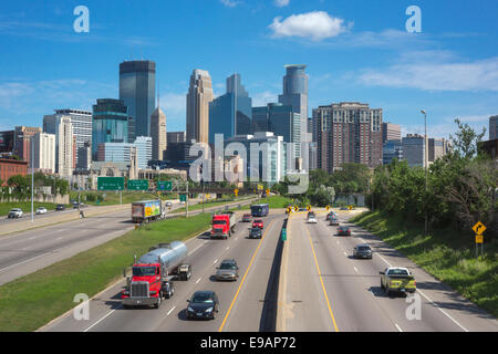 INTERSTATE 35W SKYLINE VON DOWNTOWN MINNEAPOLIS MINNESOTA USA Stockfoto