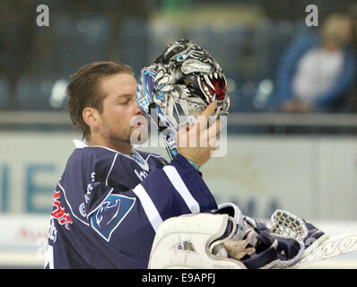 Ingolstadt, Bayern, Deutschland. 22. Oktober 2014. 51goalkeeper Timo PIELMEIER/Ingolstadt.German Hockey League.ERC Ingolstadt Vs EHC Wolfsburg. Ingolstadt, Saturn Arena, October22, 2014.the Landesmeister Ingolstadt erhält einer der Favoriten für diese Saison, © Wolfgang Fehrmann/Wolfgang Fehrmann/ZUMA Draht/Alamy Live News Stockfoto