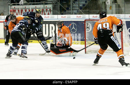 Ingolstadt, Bayern, Deutschland. 22. Oktober 2014. von links 5Nick SCHAUS/USA/Wolfsburg, 19Christoph GAWLIK/Ingolstadt, 10Jeffrey SZWEZ/Ingolstadt, 25goalkeeper Sebastian VOGL/Wolfsburg, 49Mark VOAKES/CAN/Wolfsburg. Deutsche Hockey League.ERC Ingolstadt Vs EHC Wolfsburg. Ingolstadt, Saturn Arena, October22, 2014.the Landesmeister Ingolstadt erhält einer der Favoriten für diese Saison, © Wolfgang Fehrmann/Wolfgang Fehrmann/ZUMA Draht/Alamy Live News Stockfoto