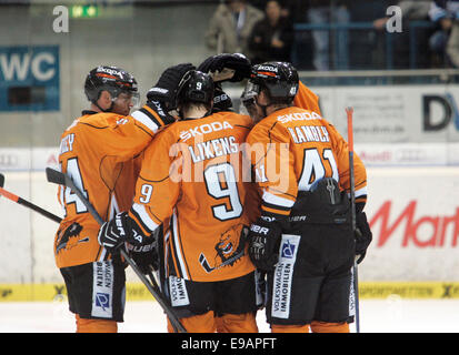 Ingolstadt, Bayern, Deutschland. 22. Oktober 2014. Freude an der Wolfsblurg Spieler nach dem zweiten Ziel, vom linken Norman MILLEY/CAN/Wolfsburg, Jeff LIKENS/USA/Wolfsburg, Tim HAMBLY/USA/Wolfsburg.German Hockey League.ERC Ingolstadt Vs EHC Wolfsburg. Ingolstadt, Saturn Arena, October22, 2014.the Landesmeister Ingolstadt erhält einer der Favoriten für diese Saison, © Wolfgang Fehrmann/Wolfgang Fehrmann/ZUMA Draht/Alamy Live News Stockfoto