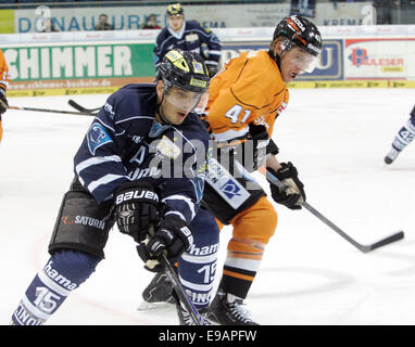 Ingolstadt, Bayern, Deutschland. 22. Oktober 2014. von links 15John LALIBERTE/USA/Ingolstadt, 41Tim HAMBLY/USA/Wolfsburg. Deutsche Hockey League.ERC Ingolstadt Vs EHC Wolfsburg. Ingolstadt, Saturn Arena, October22, 2014.the Landesmeister Ingolstadt erhält einer der Favoriten für diese Saison, © Wolfgang Fehrmann/Wolfgang Fehrmann/ZUMA Draht/Alamy Live News Stockfoto