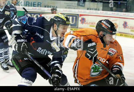 Ingolstadt, Bayern, Deutschland. 22. Oktober 2014. von links 11Benedikt SCHOPPER/Ingolstadt, 3Peter LINDBAUER/Wolfsburg.German Hockey League.ERC Ingolstadt Vs EHC Wolfsburg. Ingolstadt, Saturn Arena, October22, 2014.the Landesmeister Ingolstadt erhält einer der Favoriten für diese Saison, © Wolfgang Fehrmann/Wolfgang Fehrmann/ZUMA Draht/Alamy Live News Stockfoto