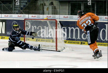 Ingolstadt, Bayern, Deutschland. 22. Oktober 2014. 4:2for Wolfsburg in letzter Minute von links 6Michel PERIARD/CAN/Lngolstadt, 22Matt DZIEDUSZYCKI/CAN/Wolfsburg. Deutsche Hockey League.ERC Ingolstadt Vs EHC Wolfsburg. Ingolstadt, Saturn Arena, October22, 2014.the Landesmeister Ingolstadt erhält einer der Favoriten für diese Saison, © Wolfgang Fehrmann/Wolfgang Fehrmann/ZUMA Draht/Alamy Live News Stockfoto