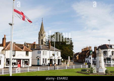 St Georges Flagge auf dem Dorfanger, Datchet, Berkshire, England, UK Stockfoto