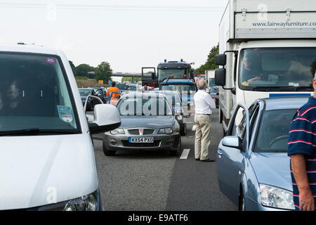 Verkehr im Stillstand / aufgrund der Vorfall sich nicht bewegen. Warten Fahrer / Passagiere verlassen haben Autos & Fahrzeuge zu Fragen, auf die Straße Stockfoto