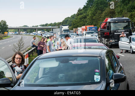 Verkehr im Stillstand / aufgrund der Vorfall sich nicht bewegen. Warten Fahrer / Passagiere verlassen haben Autos & Fahrzeuge zu Fragen, auf die Straße Stockfoto