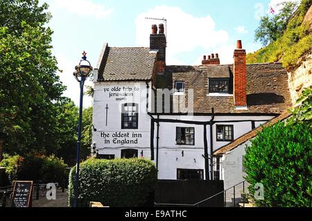 Ye Olde Reise nach Jerusalem Inn befindet sich am Fuße des Castle Rock, angeblich die älteste trinken Einrichtung in England. Stockfoto