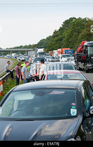 Verkehr im Stillstand / aufgrund der Vorfall sich nicht bewegen. Warten Fahrer / Passagiere verlassen haben Autos & Fahrzeuge zu Fragen, auf die Straße Stockfoto