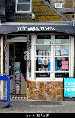 Eine kleine unabhängige Kiosk-Shop mit The Times Zeitung Logo auf der Haube. St Ives Cornwall England uk Stockfoto