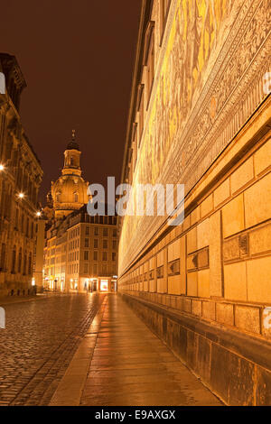 Prozession der Fürsten, hinter der beleuchtete Frauenkirche Kirche, Dresden, Sachsen, Deutschland Stockfoto