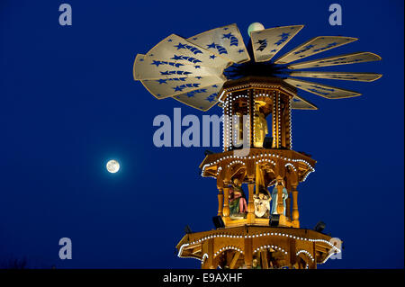 Weihnachtspyramide, Weihnachtsmarkt in der Abenddämmerung, Karlsruhe, Baden-Württemberg, Deutschland Stockfoto