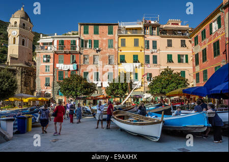 Abend am Hafen, Vernazza, Cinque Terre, La Spezia Provinz, Ligurien, Italien Stockfoto