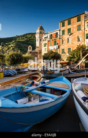 Abend am Hafen, Vernazza, Cinque Terre, La Spezia Provinz, Ligurien, Italien Stockfoto