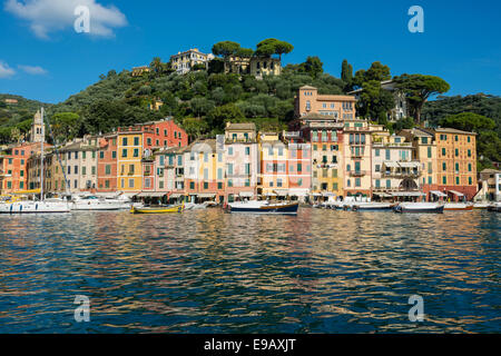 Dorf mit bunten Häusern an der Küste, Portofino, Provinz Genua, Ligurien, Italien Stockfoto