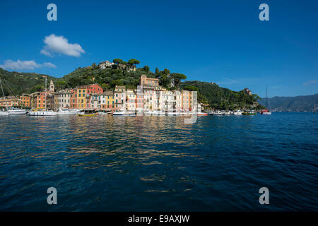 Dorf mit bunten Häusern an der Küste, Portofino, Provinz Genua, Ligurien, Italien Stockfoto