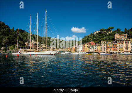 Boote und Dorf mit bunten Häusern an der Küste, Portofino, Provinz Genua, Ligurien, Italien Stockfoto