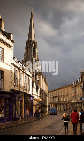 Großbritannien, England, Wiltshire, Bad, Turm der St. Michaels Kirche über Broad Street Stockfoto