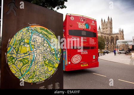 Großbritannien, England, Wiltshire, Bad, rote offene gekrönt Sightseeing-Bus und touristische Karte in der Abtei Stockfoto