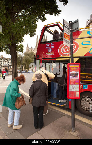 Großbritannien, England, Wiltshire, Bad, ausländische Besucher Sightseeing-Bus einsteigen Stockfoto